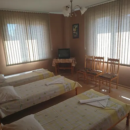 House Ogledalovi ポモリエ