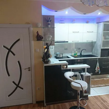 House Ogledalovi ポモリエ