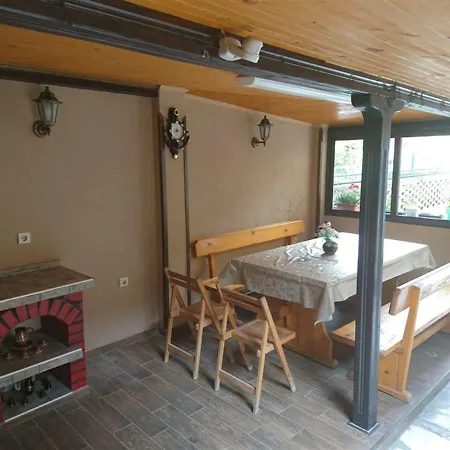 House Ogledalovi ポモリエ