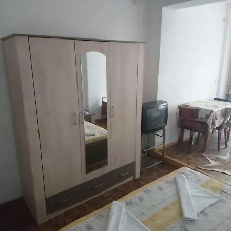 House Ogledalovi * ポモリエ